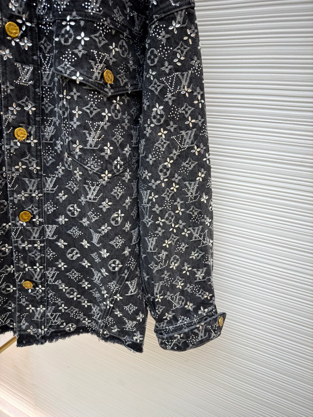 LOUIS VUITTON Presbyopia rhinestone jacquard denim jacket ●Original version: purchased and developed by 96009 ●Item number: 1681011-C55 ●Fabric: denim fabric ●Technology: jacquard rhinestone production ●Version: fitted version ●Weight: about 1475 grams ●Size: 46-48-50-52 ●Description: The fabric is sewn from denim, with a Monogram jacquard pattern printed all over, and diamond decorations using hot-drilling techniques to form the brand’s classic pattern. The waist is distressed and flocked leather, and the hardware is molded. The overall routing is straight and delicate, the fabric is comfortable and soft, and the color is consistent without color difference. It can be matched with the same style to create a fashionable look and control various occasions. Customized accessories, complete with three standards, the same style for men and women.